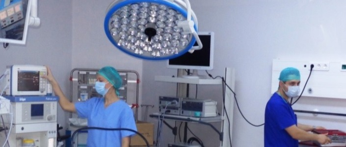 Interventii chirurgicale - echipa medicala condusa de Prof. Dr. Irinel Popescu 